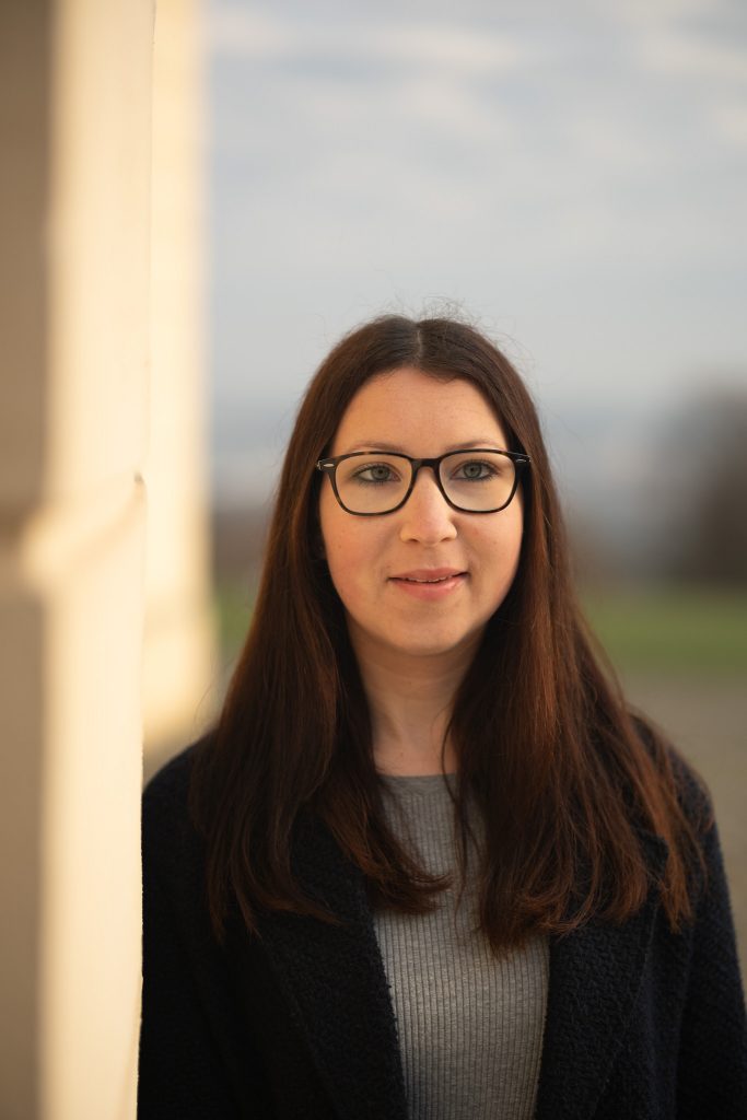 Miriam an Schlossäule