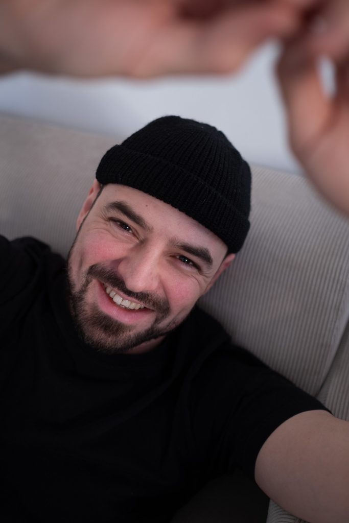 Mann auf Sofa