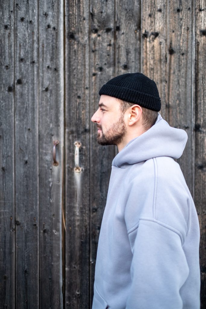 Mann vor Scheune