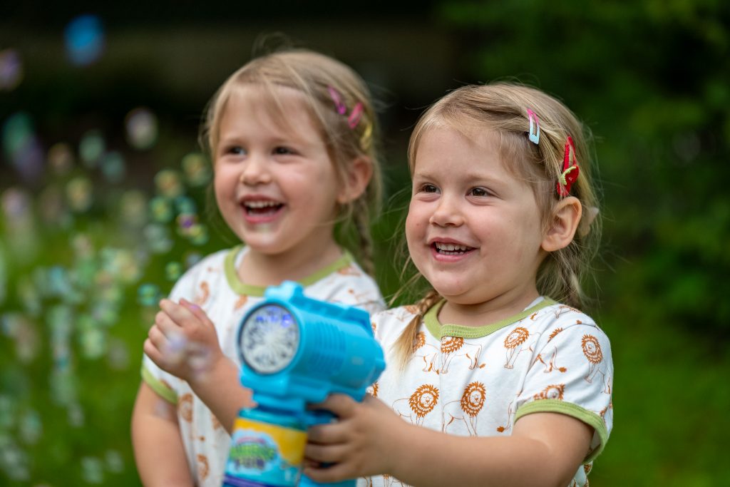 2 Kinder mit Seifenblasen
