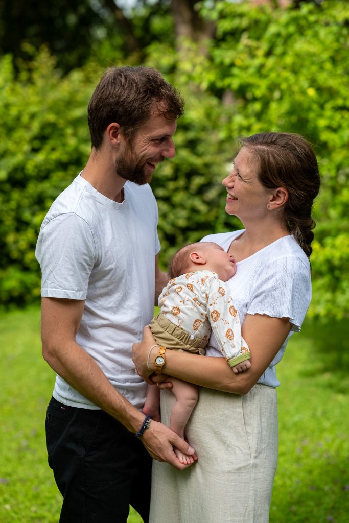 Glückliche Familie mit Baby